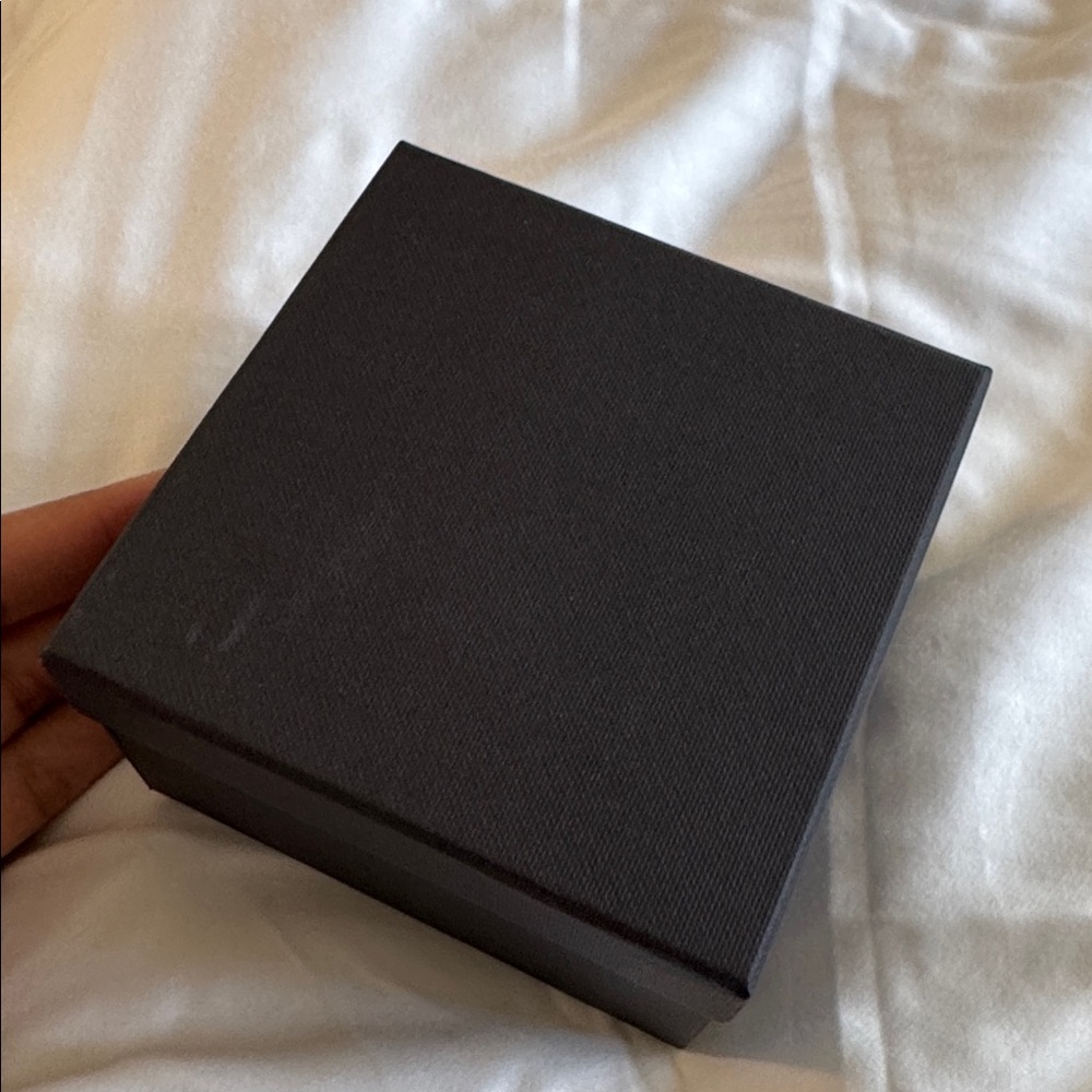 Gucci Black Resin Button Ring with Gold Logo- brand new no tags - Picture 2 of 6
